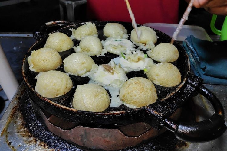 Ilustrasi membuat takoyaki. 
