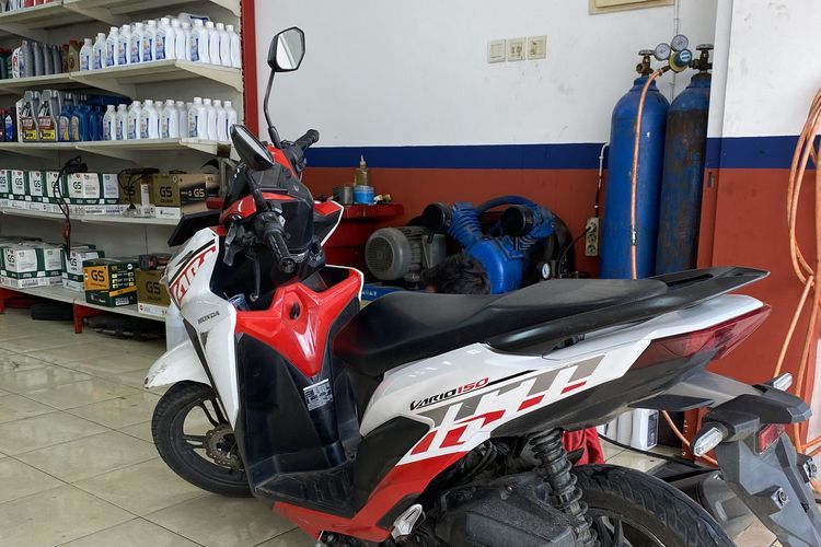 Proses penggantian aki motor yang rusak(KOMPAS.com/daafa) 