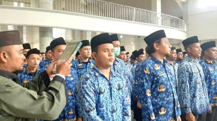 Ratusan ASN di lingkungan Pemerintah Kabupaten Bangka Selatan saat dilantik untuk menempati posisi jabatan baru di Gedung Serbaguna Pemerintah Kabupaten setempat, Senin (19/6/2023). 