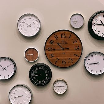Ilustrasi jam dinding.(UNSPLASH / Jon Tyson) 