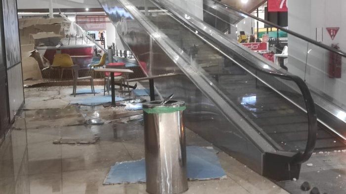 Kondisi lantai satu Transmart Pangkalpinang, setelah insiden ambruknya atap plafon, Senin (19/6/2023)  