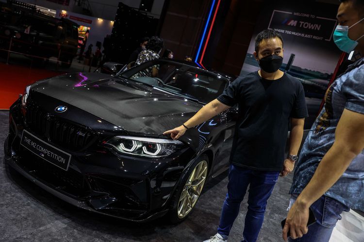Mobil BMW M2 Competition terlihat saat pameran IIMS Hybrid 2021 di JiExpo Kemayoran, Jakarta Utara, Selasa (20/4/2021). Pameran otomotif Indonesia International Motor Show (IIMS) Hybrid 2021 yang berlangsung pada 15-25 April itu digelar secara daring (online) dan kunjungan langsung dengan pembatasan kapasitas dan penerapan protokol kesehatan Covid-19.(KOMPAS.com/GARRY LOTULUNG) 