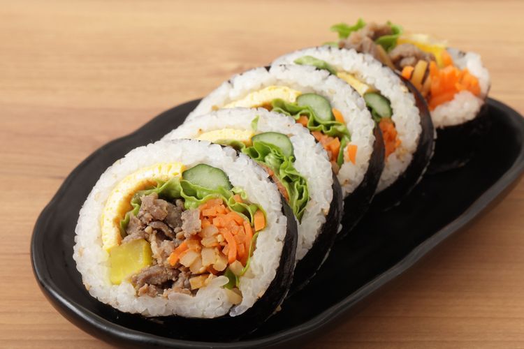 ilustrasi gimbap atau kimbab.   