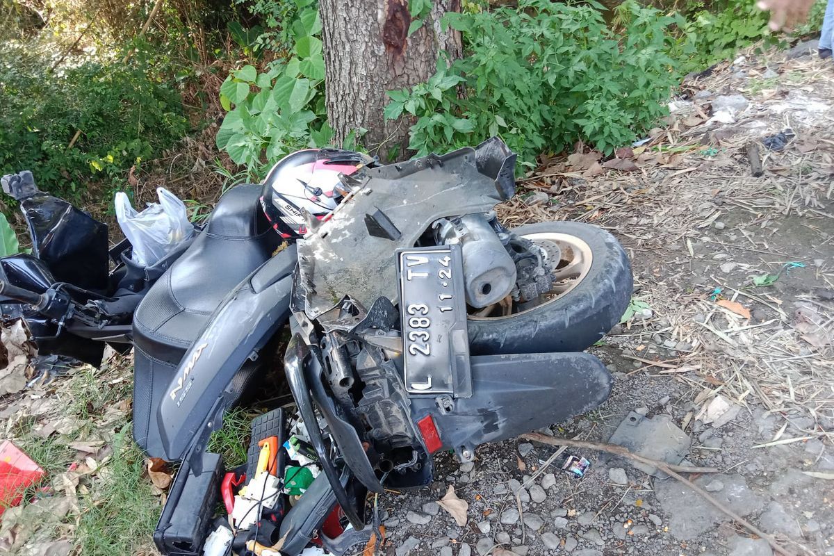 Sepeda motor korban rusak parah usai kecelakaan lalu lintas di Jalan Raya jurusan Babat-Jombang yang masuk wilayah Desa Sendangrejo, Kecamatan Ngimbang, Lamongan, Jawa Timur, Rabu (11/1/2023).(Dok. Satlantas Lamongan) 