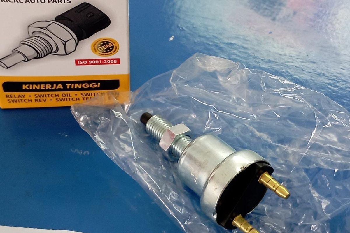 Switch rem berfungsi untuk mengontrol nyala lampu rem dan sistem keamanan mobil.(Kompas.com/Erwin Setiawan) 
