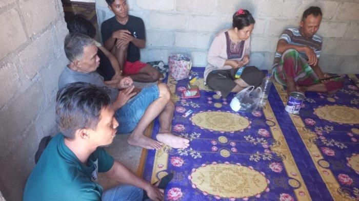 Anggota Polsek Riausilip Sabtu (24/6/2023) mendatangi rumah nelayan yarg melihat mayat mengapung di Perairan Simbang Desa Deniang Kecamatan Riausilip Kabupaten Bangka.    