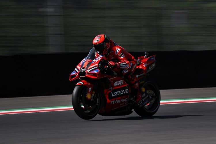 Pebalap Ducati, Francesco Bagnaia, saat menjalani sesi latihan MotoGP Italia 2023 di Sirkuit Mugello, Jumat (9/6/2023). Terkini, Francesco Bagnaia masih memuncaki klasemen MotoGP 2023 usai memenangi MotoGP Belanda 2023 dilangsungkan di Sirkuit Assen, Sabtu (25/6/2023). (Photo by Filippo MONTEFORTE / AFP)(AFP/FILIPPO MONTEFORTE) 