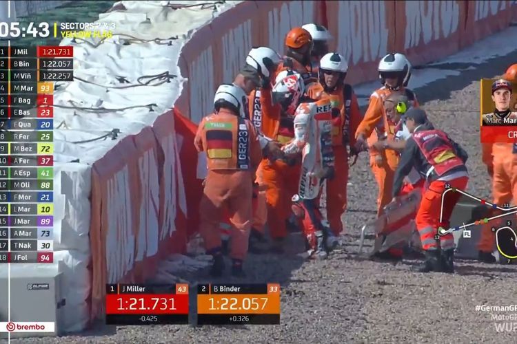 Pebalap andalan Repsol Honda, Marc Marquez, divonis menderita retak di jari tangan kirinya setelah mengalami kecelakaan high side pada sesi Warm Up MotoGP Jerman 2023 pada Minggu (18/6/2023) sore WIB.(TANGKAPAN LAYAR) 