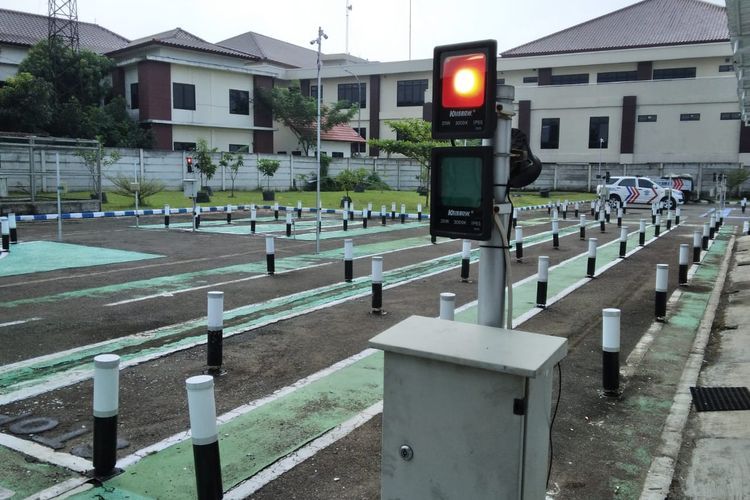 Ujian praktek SIM C di Satpas SIM Polres Mtero Bekasi(KOMPAS.com/Gilang) 