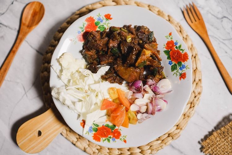 Ilustrasi sate sapi atau sate goreng. 