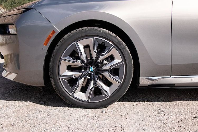 BMW kembangkan suspensi yang bisa menghasilkan tenaga listrik(Dok. Carbuzz.com) 