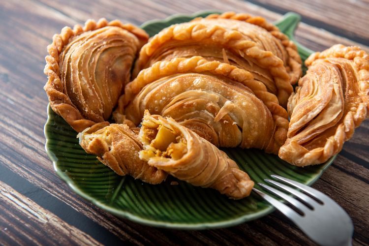 Ilustrasi karipap isi kari ayam atau curry puff pastry. 