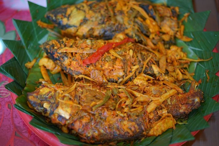 Arsik ikan mas khas Batak untuk sajian Natal keluarga.  