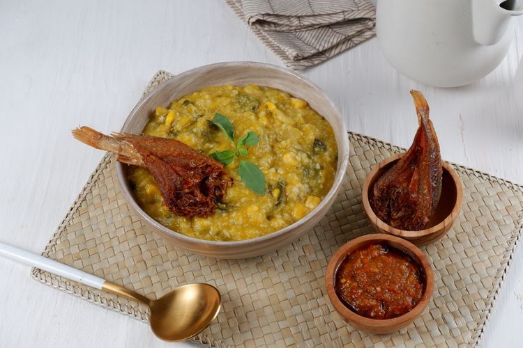 Ilustrasi bubur tinutuan khas Manado untuk menu sarapan.   