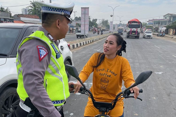 Petugas Direktorat Lalulintas Polda Banten saat memberikan himbauan kepada pengendara sepedah listrik di Jalan Raya Syekh Nawawi Al Bantani, Kota Serang pada hari pertama Operasi Patuh Maung 2023.(Dokumentasi Ditlantas Polda Banten) 