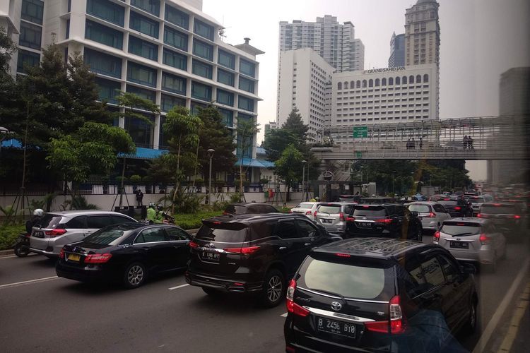 Ilustrasi kemacetant di Jalan Jenderal Sudirman ke arah Monas akibat aksi unjuk rasa di depan Kantor Badan Pengawas Pemilu (Bawaslu) RI di Jalan MH Thamrin, Jumat (10/5/2019) sore. (KOMPAS.com/NIBRAS NADA NAILUFAR) 