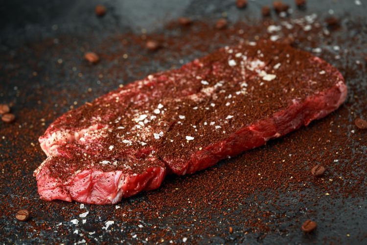 Ilustrasi coffee steak atau memasak daging dengan kopi.  