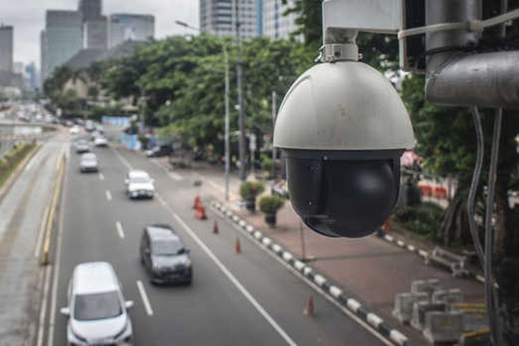 Salah satu kamera CCTV ETLE yang siap menangkap gambar pengendara yang melanggar untuk diberikan sanksi berupa denda tilang elektronik(Aprillio Akbar) 