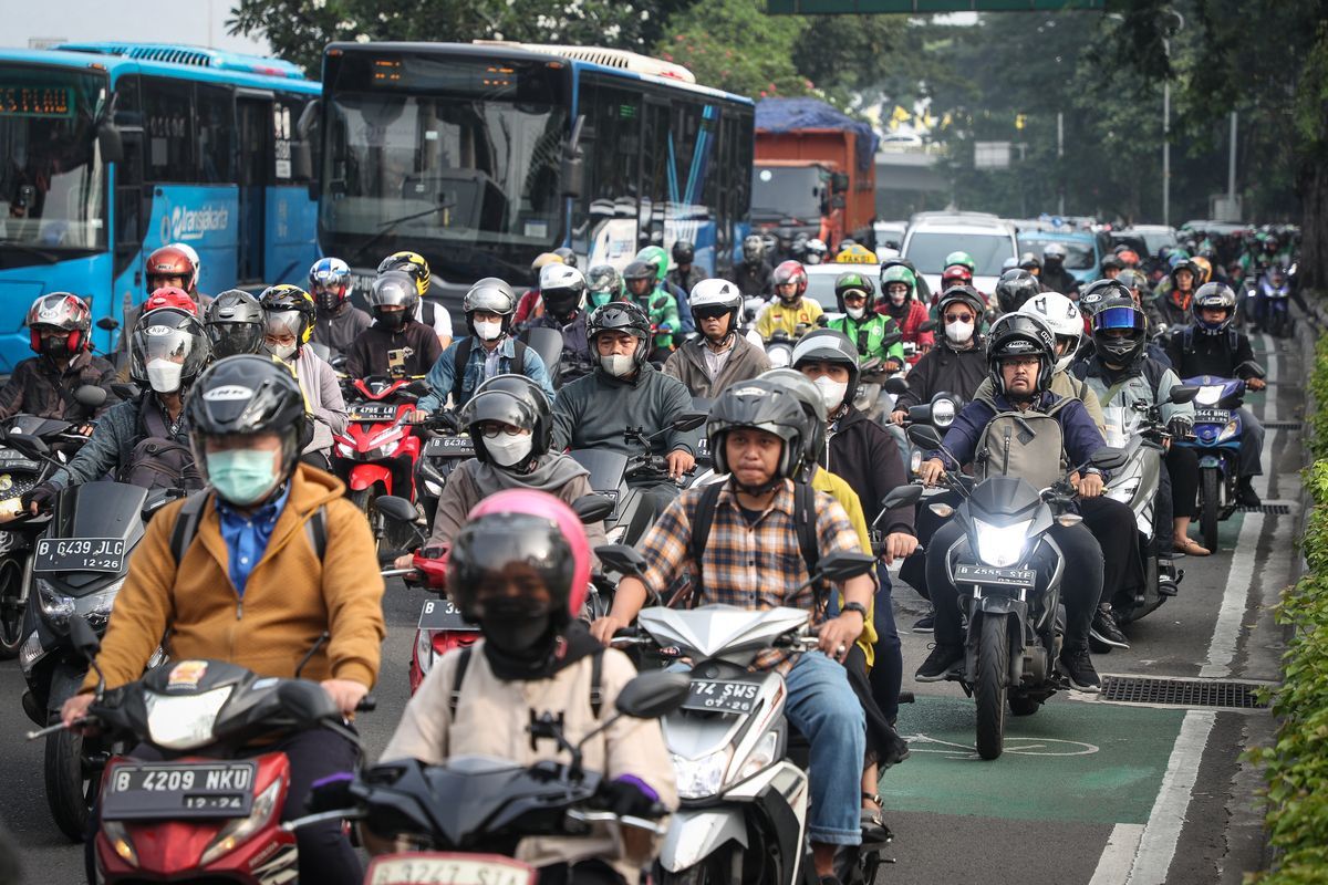 Kerumunan pengendara sepeda motor yang melintas di Jalan Gatot Subroto, Jakarta, Selasa (2/5/2023). Lalu lintas di Jakarta pada pagi hari kembali padat setelah rangkaian libur Lebaran 2023 berakhir. Para pemudik telah kembali ke Jakarta dan mulai bekerja. ADRYAN YOGA PARAMADWYA (Z20) 02-05-2023(ADRYAN YOGA PARAMADWYA) 