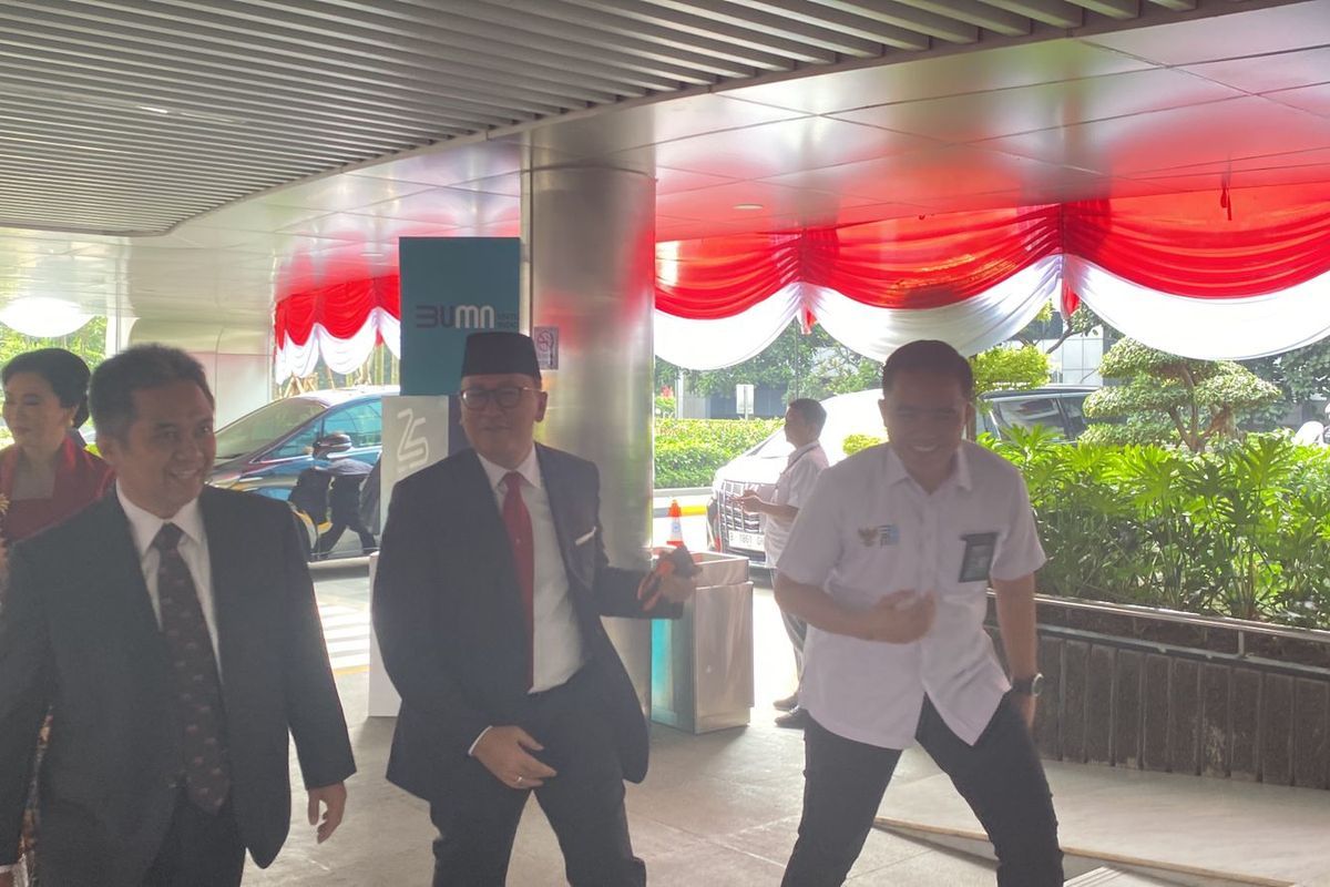 Wakil Menteri BUMN Rosan Perkasa Roeslani tiba di Kementerian BUMN usai dilantik oleh Presiden Joko Widodo (Jokowi) di Istana Kepresidenan, Jakarta, Senin (17/7/2023). 