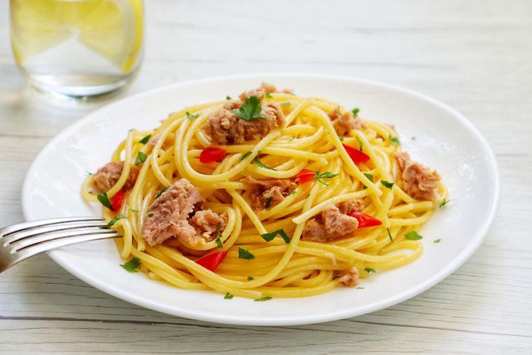 Ilustrasi spaghetti aglio olio.  