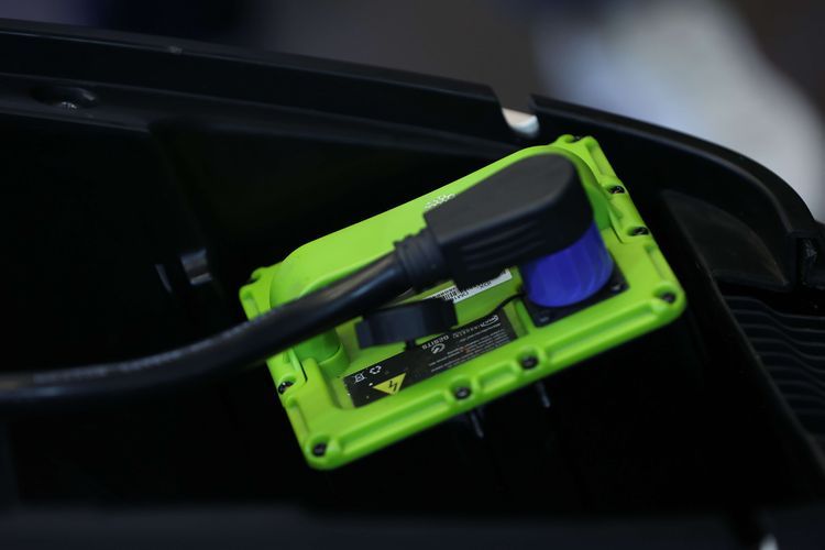 Baterai motor listrik Gesits G1 dipamerkan di ajang Periklindo Electric Vehicle Show (PEVS) 2022 di JI Expo Kemayoran, Jakarta, Kamis (28/7/2022). Gesits G1 memiliki fitur unggulan salah satunya adalah fitur peta digital yang bisa dinikmati pemilik kendaraan melalui panel indikator. Sehingga, pemilik tidak perlu repot memakai telepon genggam untuk memakai peta selama berkendara.(KOMPAS.com/KRISTIANTO PURNOMO) 