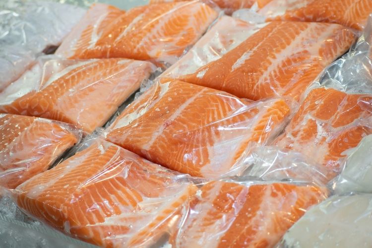 Ilustrasi salmon beku. 