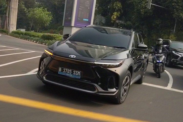 Mobil listrik Toyota bZ4X(Kompas.com/Sendy) 