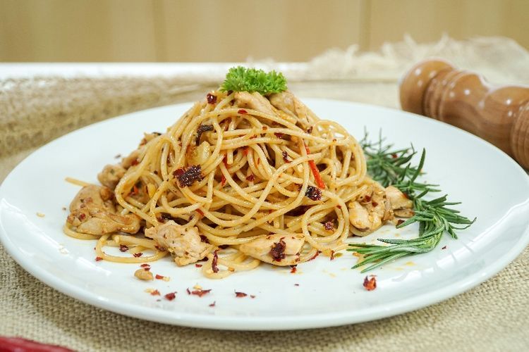 Spageti aglio olio ayam ala Foodplace, dinner romantis di rumah.  