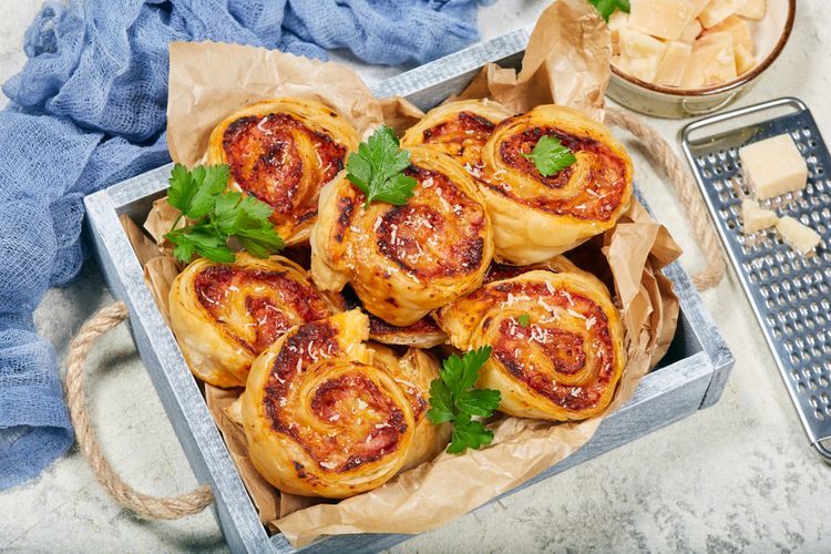 Pizza roll atau piza gulung untuk bekal sekolah atau camilan di kantor.  