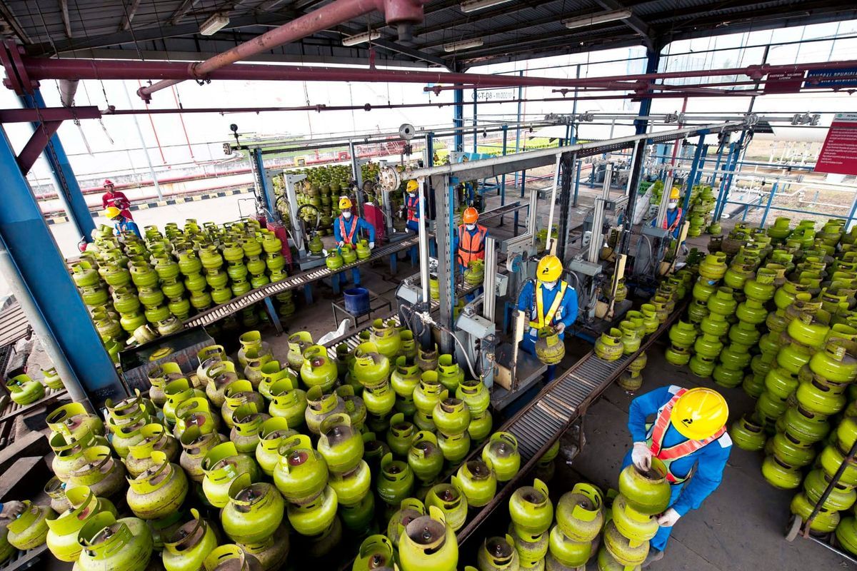 Dirut Pertamina Nicke Widyawati memastikan pasokan LPG 3 kg aman meski konsumsi masyarakat meningkat 2 persen akibat libur panjang.