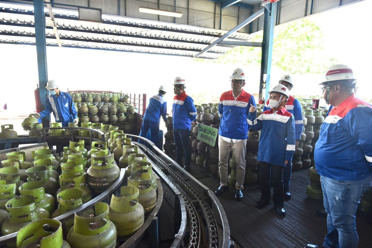 Direktur Utama PT Pertamina (Persero) Nicke Widyawati meninjau pasokan dan distribusi elpiji 3 kg di wilayah Bali pada Minggu (30/7/2023)