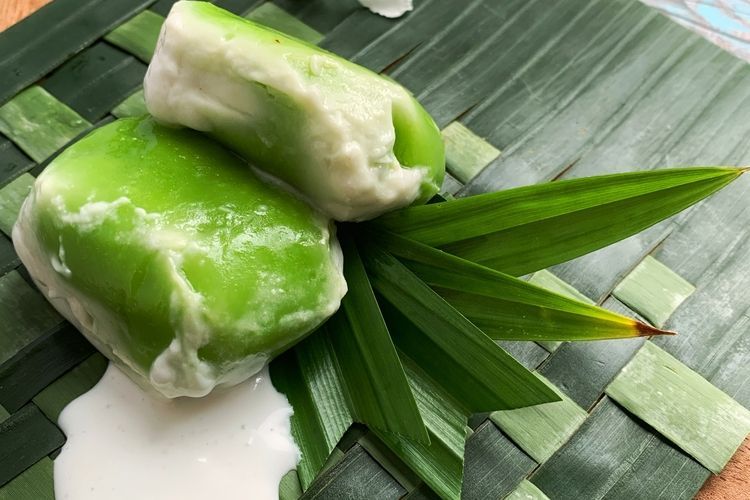 Ilustrasi kue koci-koci dengan isian kelapa parut dan siraman santan kental. 