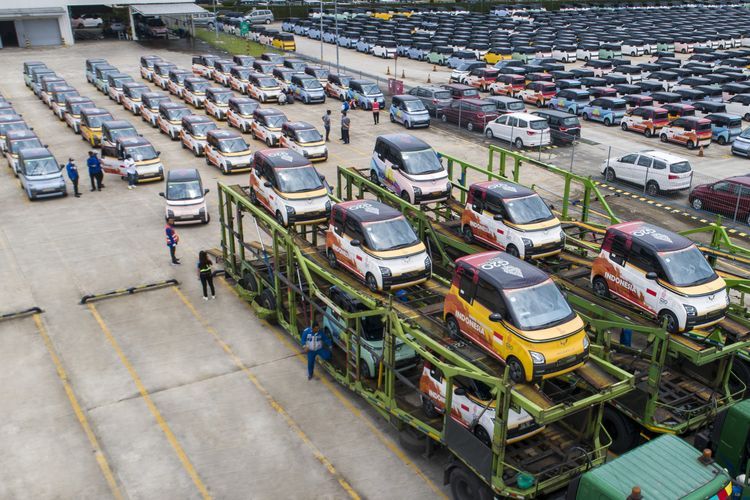 300 unit Air ev mulai diberangkatkan menuju Bali sebagai Official Car Partner KTT G20 dari fasilitas pabrik Wuling Motors di Cikarang, Jawa Barat. Jawa Barat (Jabar) teratas dalam realisasi investasi.(Dok. Wuling) 