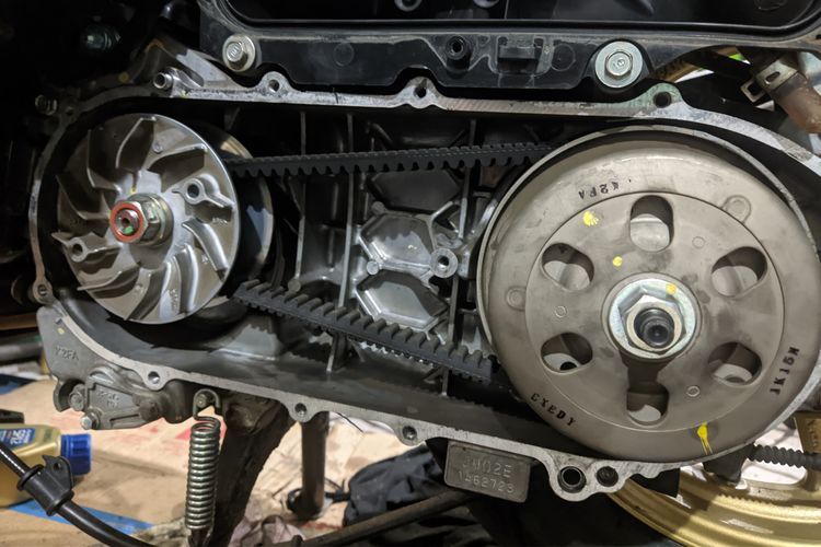 Komponen CVT dan V-belt pada motor matik(KOMPAS.com/daafa) 