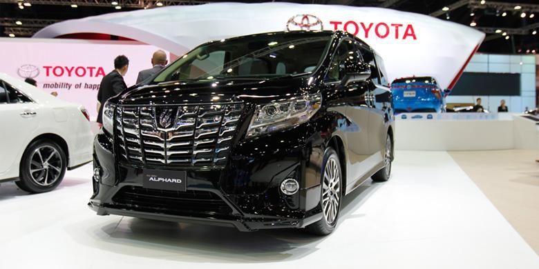 Toyota Alphard terbaru dengan gril besar debut ASEAN di Bangkok Motor Show 2015.(KompasOtomotif-donny apriliananda) 
