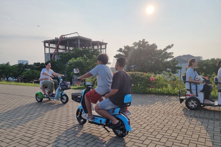 Bermain sepeda listrik di kawasan Pantai Maju PIK, jakarta Utara, Sabtu (11/3/2023).(Kompas.com/Wasti Samaria Simangunsong) 