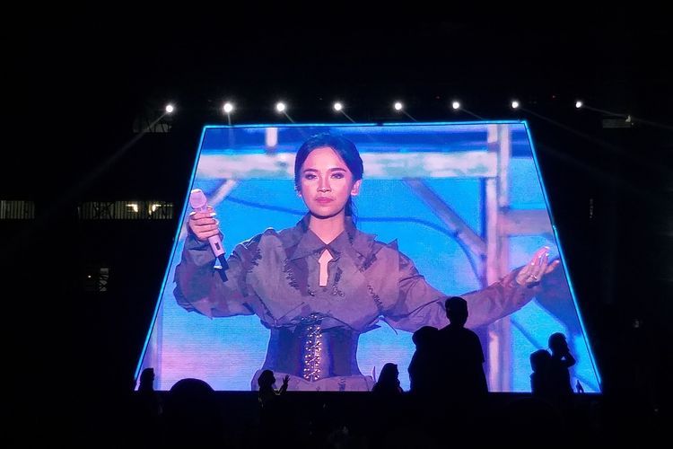 Penyanyi Lyodra saat manggung di Jisphoria, di Jakarta International Stadium (JIS), Sabtu (1/10/2022).(KOMPAS.com/ MELVINA TIONARDUS)