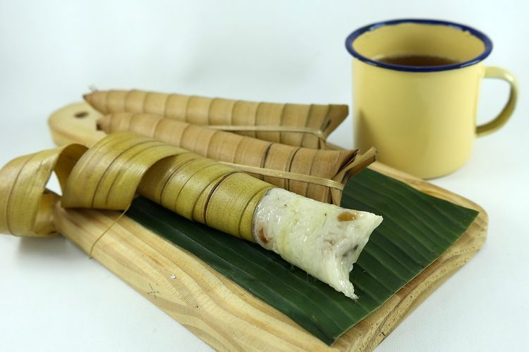 Lepet terbuat dari ketan putih, kelapa parut, dan kacang tolo; dibungkus menggunakan janur kelapa kemudian direbus sampai padat dan matang.