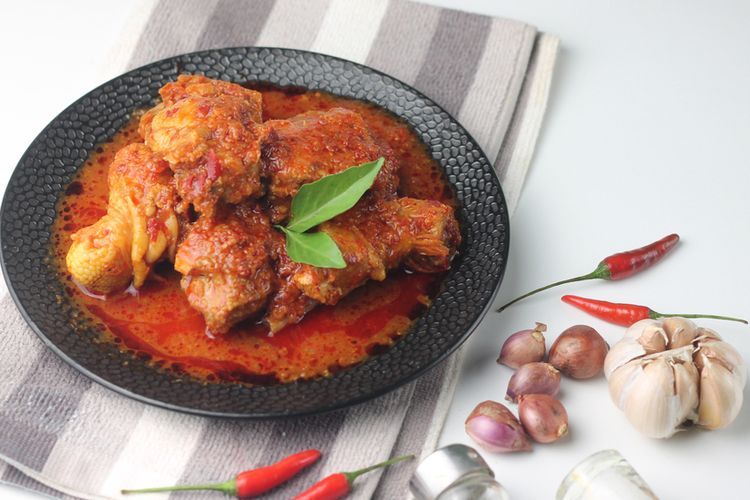 Ilustrasi ayam bumbu rujak tanpa dipanggang, menu praktis untuk makan siang.  