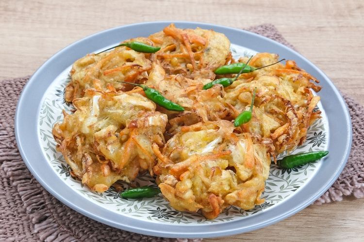 iustrasi bakwan sayur atau bala-bala.  