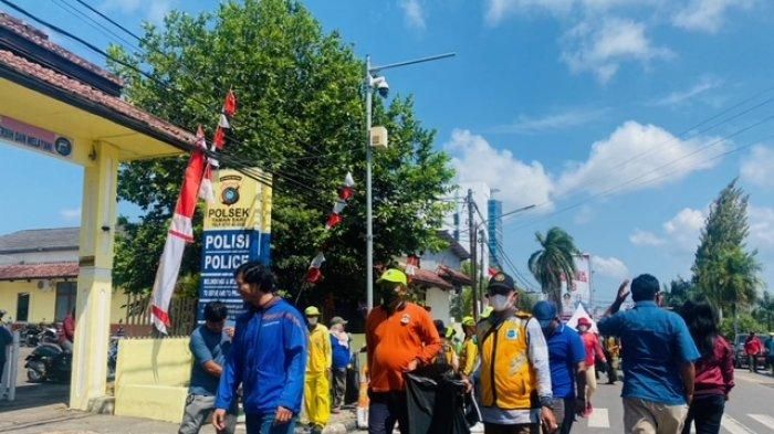 Terlihat ratusan petugas kebersihan sigap membersihkan sampah yang ada di area panggung penghormatan PBB di kota Pangkalpinang.  