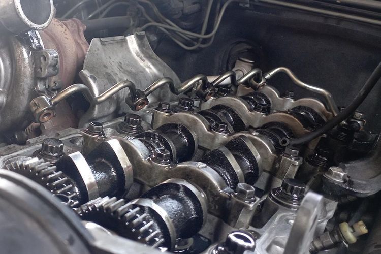 Poros Cam digerakkan oleh timing belt pada mesin diesel(Kompas.com/Erwin Setiawan) 