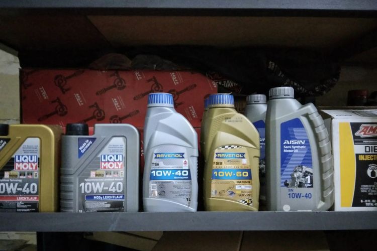 Secara fisik konsumen awam akan sangat sulit membedakan oli palsu. Tampilan oli palsu sangat mirip dengan oli original keluaran pabrikan.(KOMPAS.com/Gilang) 