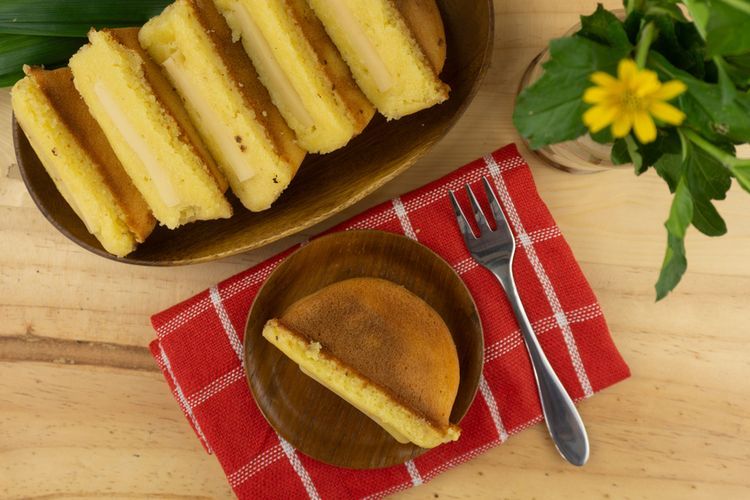 Ilustrasi kue pukis pisang keju. 