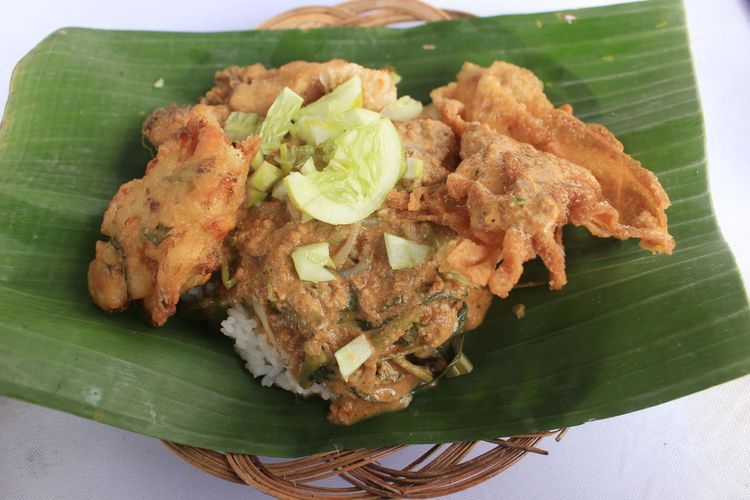 Ilustrasi pecel sayur bakwan. 