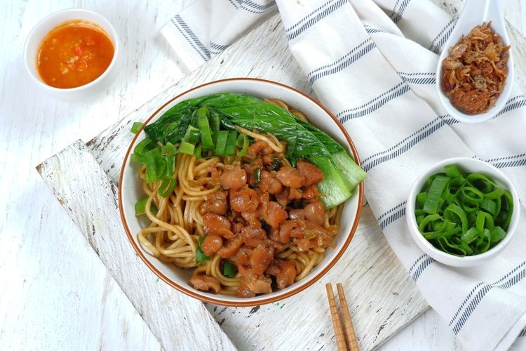 Mie yamin manis menggunakan mie telur kecil dan kenyal, disajikan bersama kuah kaldu dan kecap manis.  
