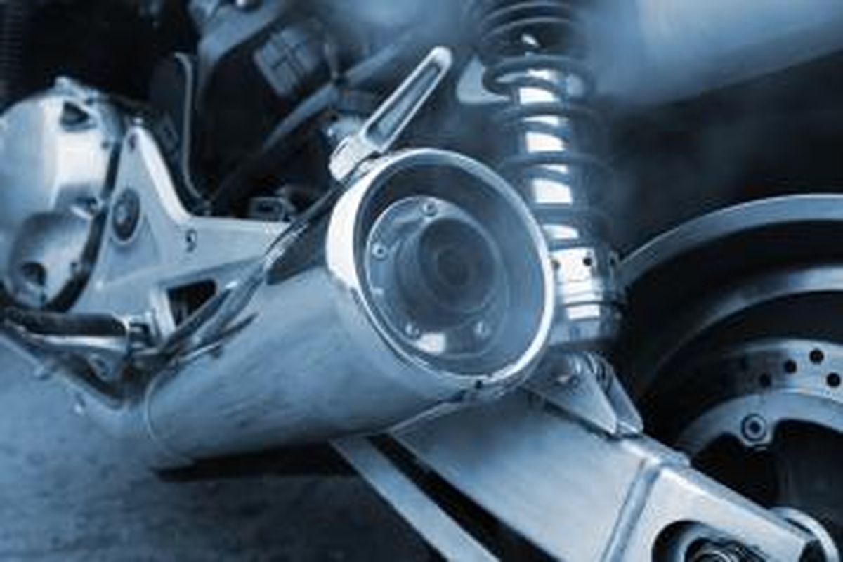 Emisi yang keluar dari knalpot sepeda motor(shutterstock)  