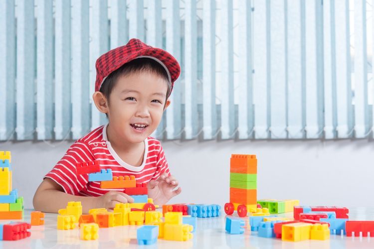 Ilustrasi anak bermain lego.  