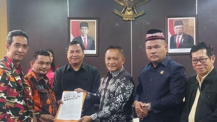 Sekretariat Bersama (Sekber) Ormas/OKP, LSM dan media Provinsi Bangka Belitung mendatangi kantor DPRD Babel, pada Senin (4/9/2023). Mereka berasal dari Majelis Pimpinan Wilayah Pemuda Pancasila Provinsi Babel, Laskar Merah Putih Babel, Topan RI Perwakilan Babel, Pemuda Batak Bersatu Babel, dan Forum Anak Negeri Serumpun Sebalai Babel.   